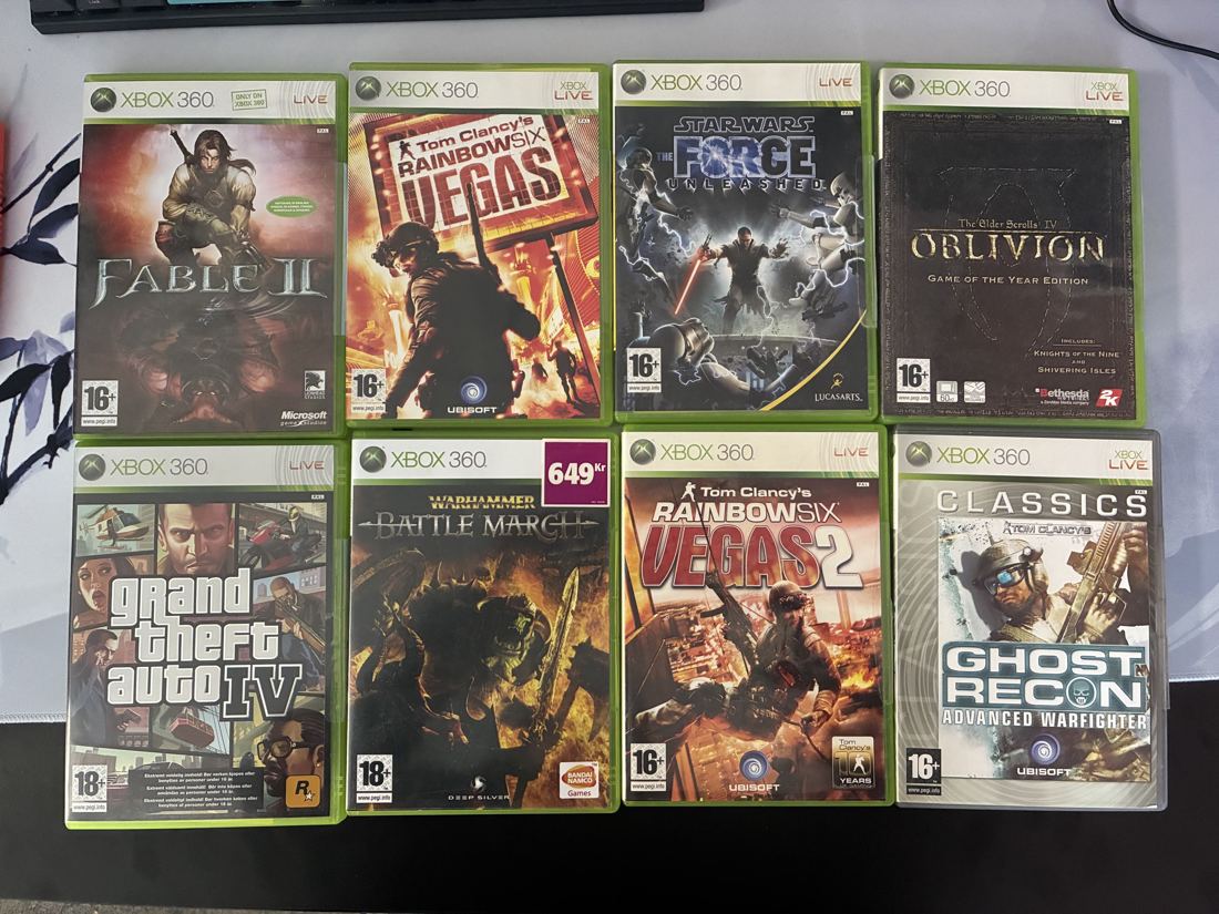 Åtta Xbox 360-spel i fodral uppställda på ett bord